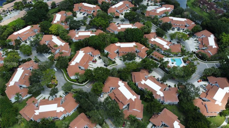 Amazing property at Plantation for leasing. Property features a remodeled and unique layout design to enjoy with family all days of the week. Apart townhouse style has 3 bedrooms and 2 bathrooms, 1 car garage and another space in the driveway, osmosis water filtration system for all the house. The complex counts with a clubhouse for events and parties or just to get together with family and friends on the weekends.