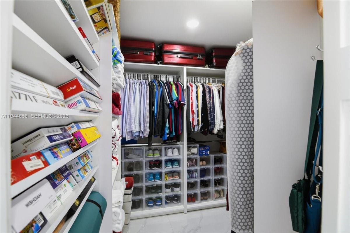 MIRAGE CONDO - Residential