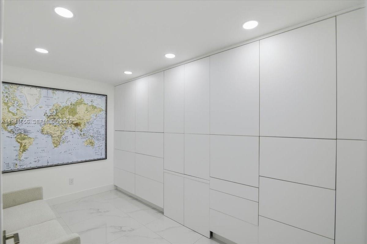 MIRAGE CONDO - Residential