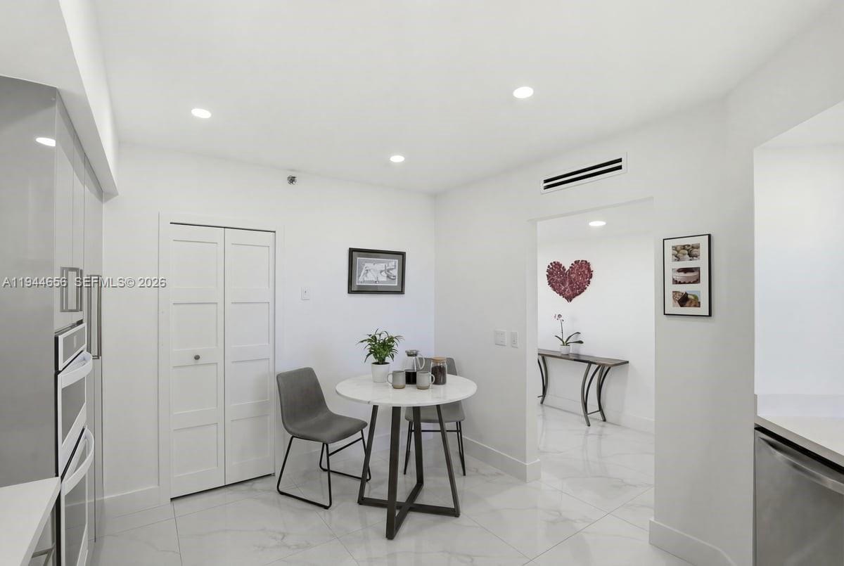 MIRAGE CONDO - Residential