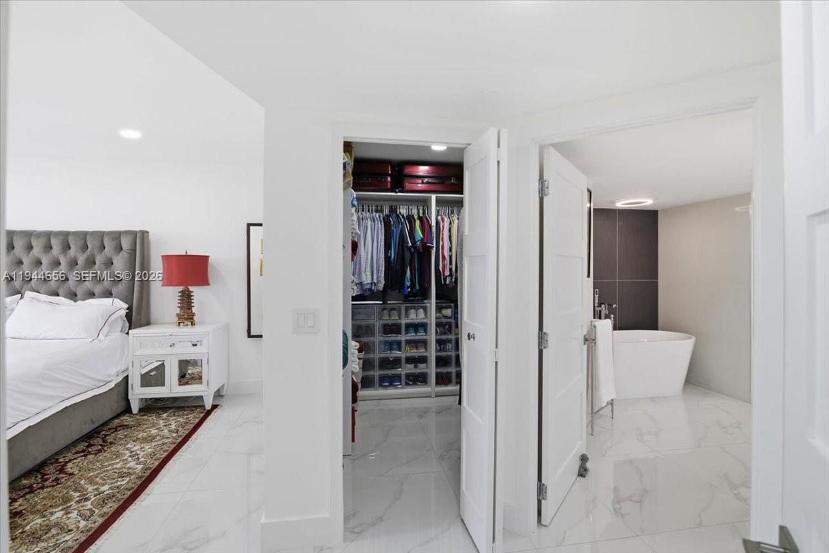 MIRAGE CONDO - Residential