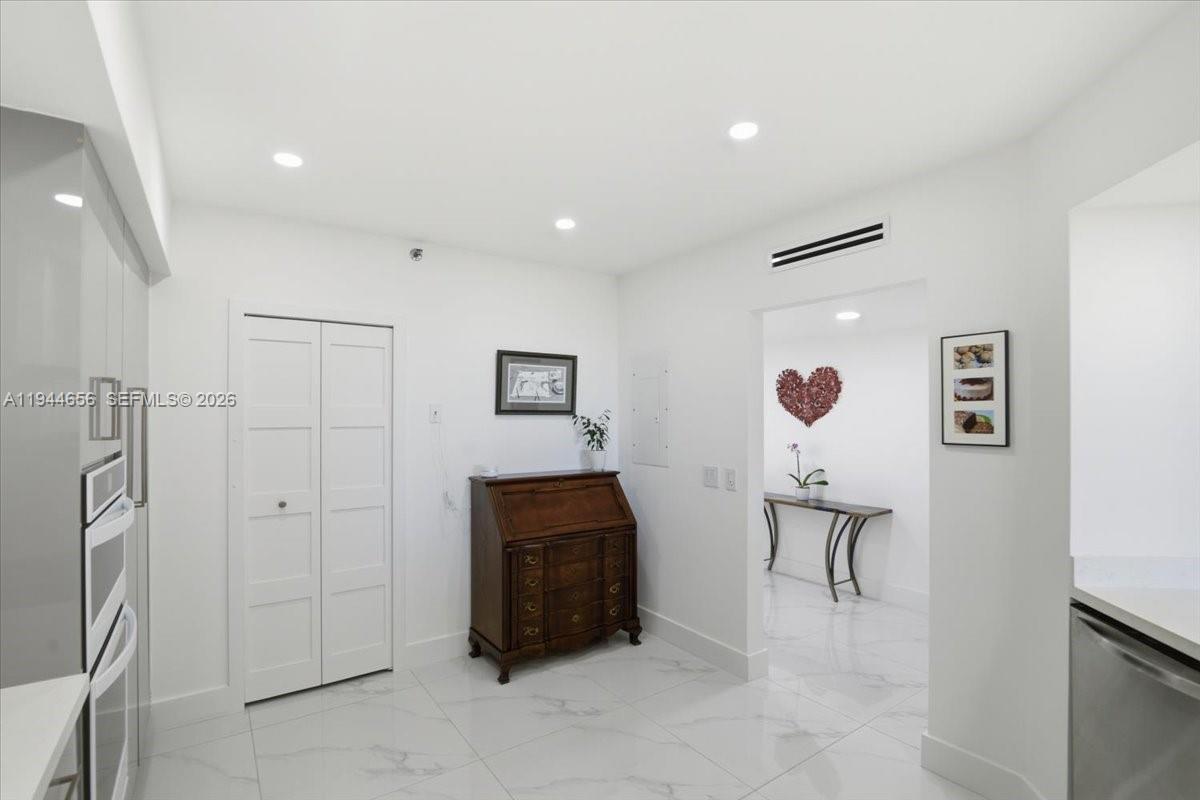 MIRAGE CONDO - Residential