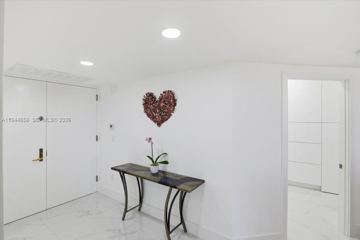 MIRAGE CONDO - Residential