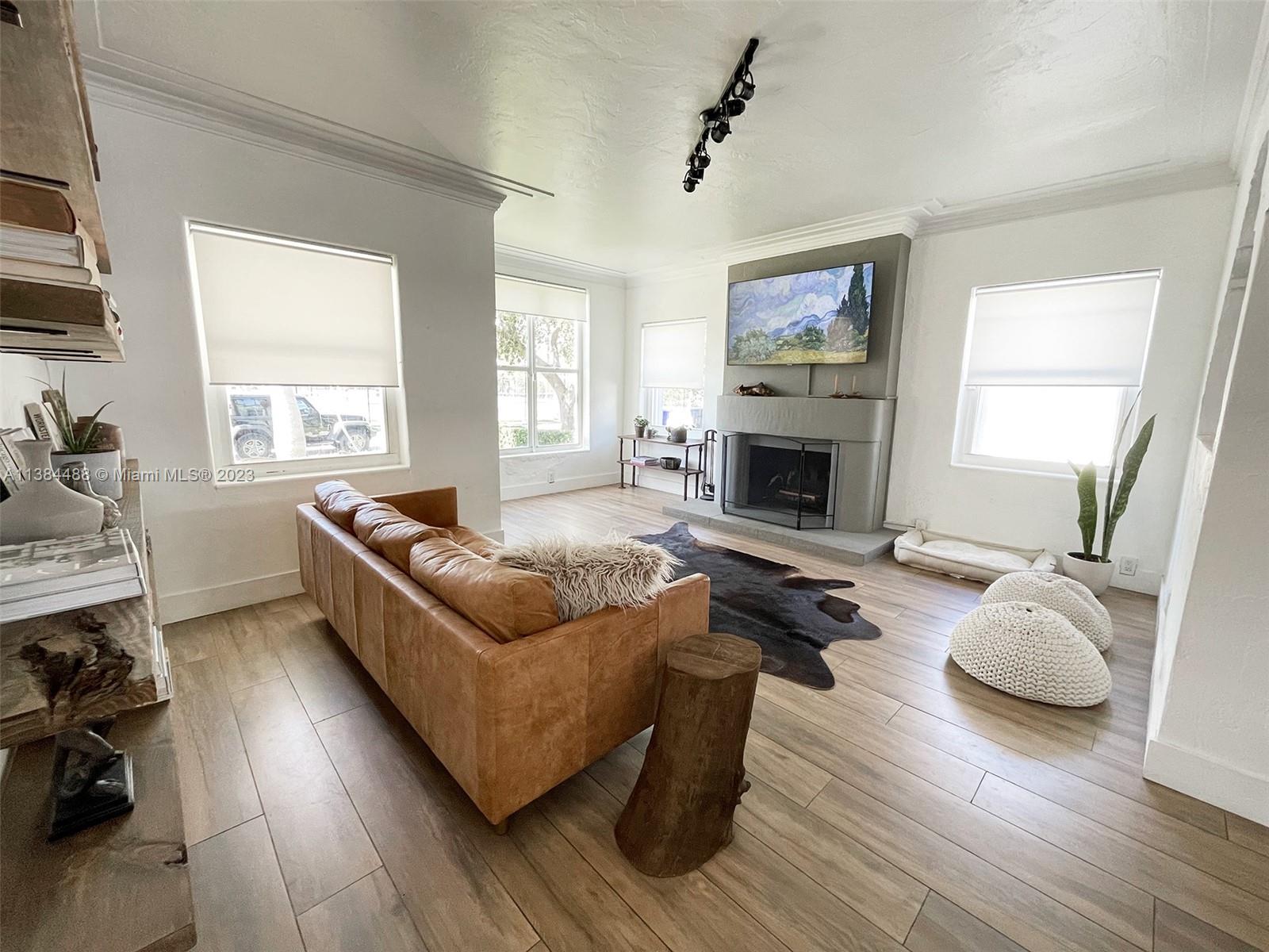 HOLLYWOOD - Residential