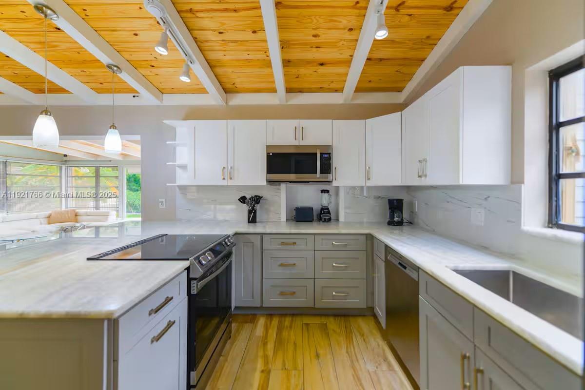 LAUDERDALE ISLES NO 2-BLK - Residential