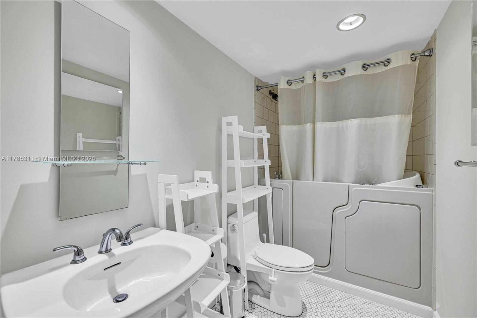 GABLES WATERWAY TOWERS CO - Residential