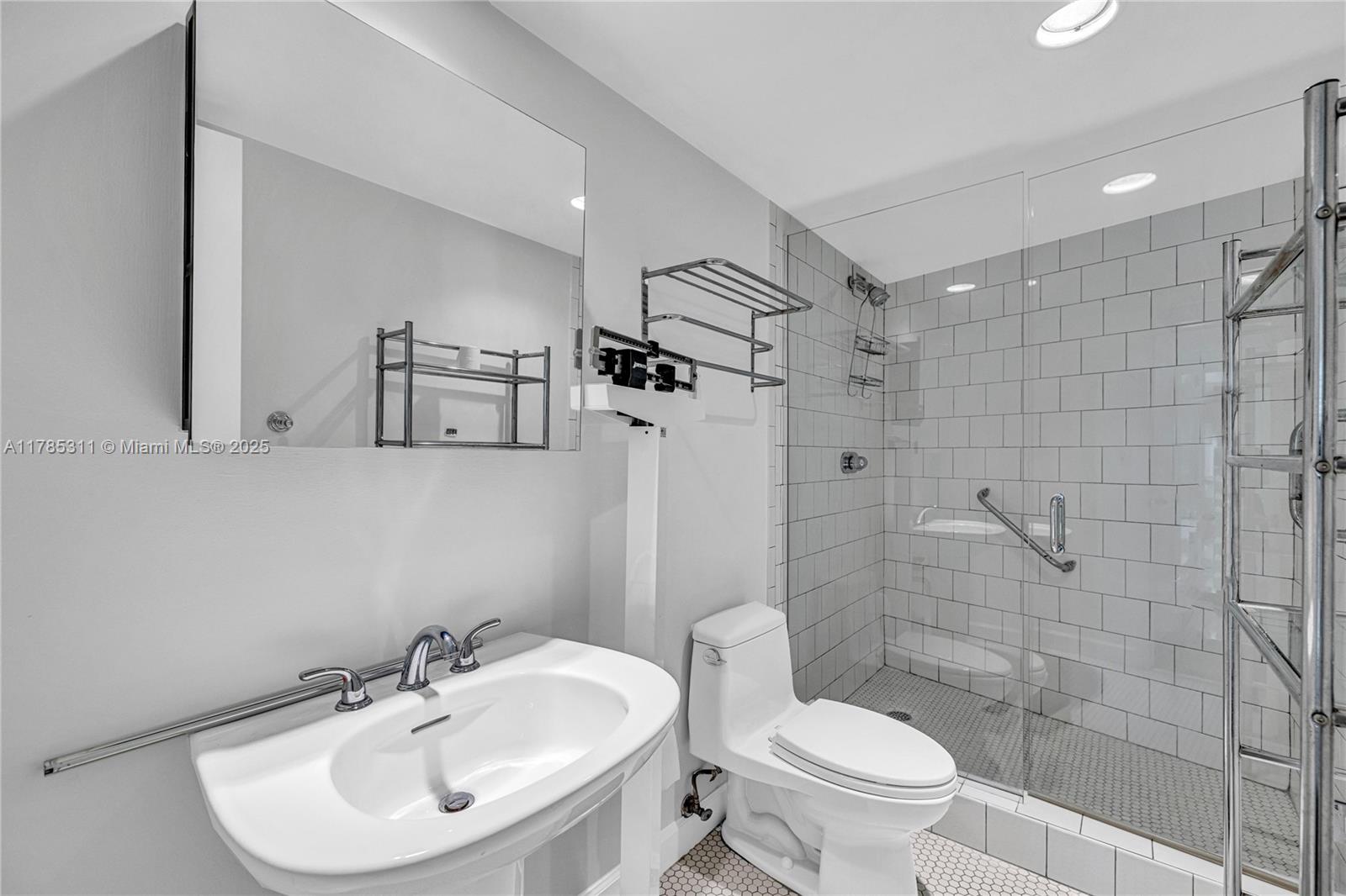 GABLES WATERWAY TOWERS CO - Residential
