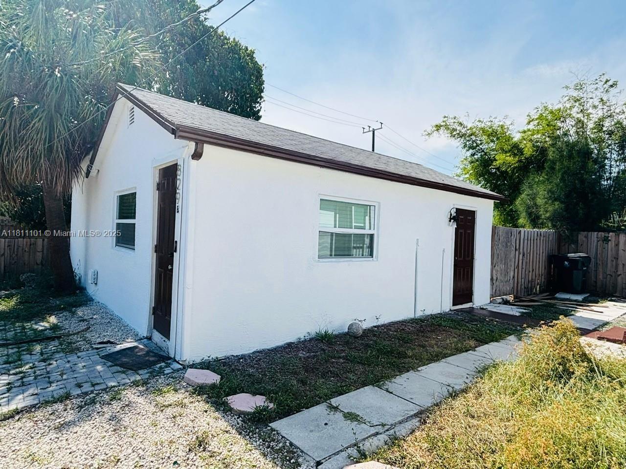 829 S L St B