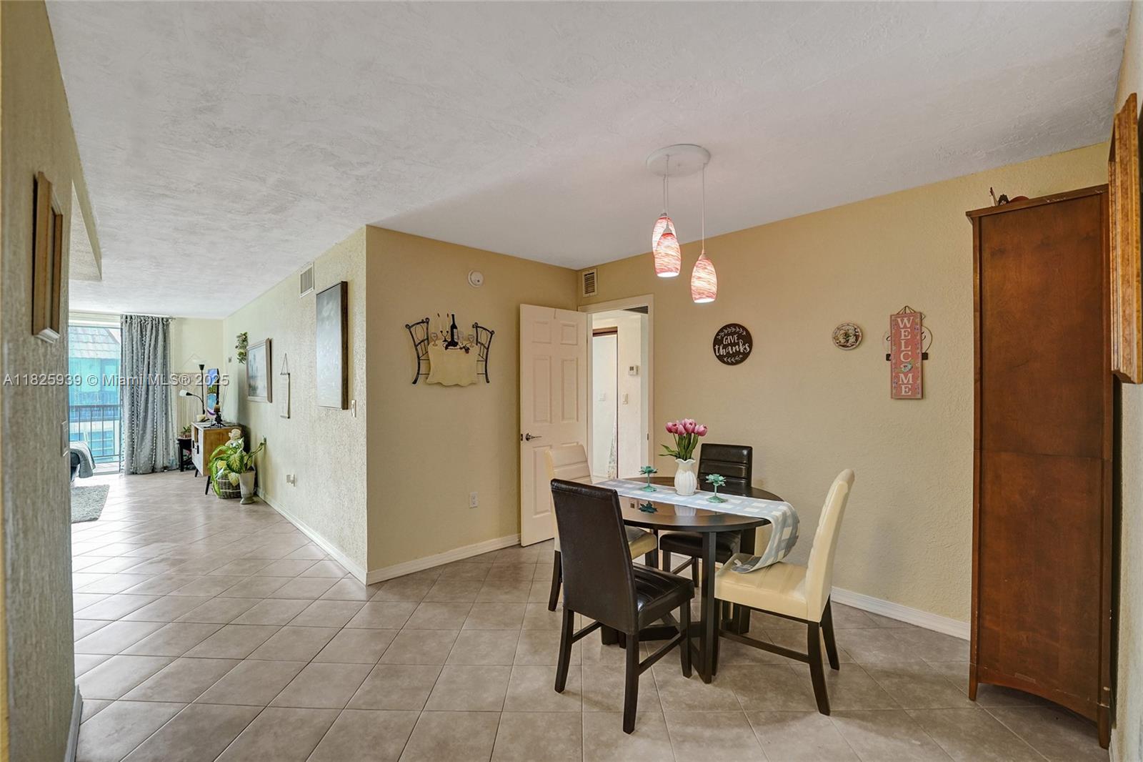 7100 NW 17th St 402, Plantation, FL, 33313/$169,900 2 7100 NW 17th St 402