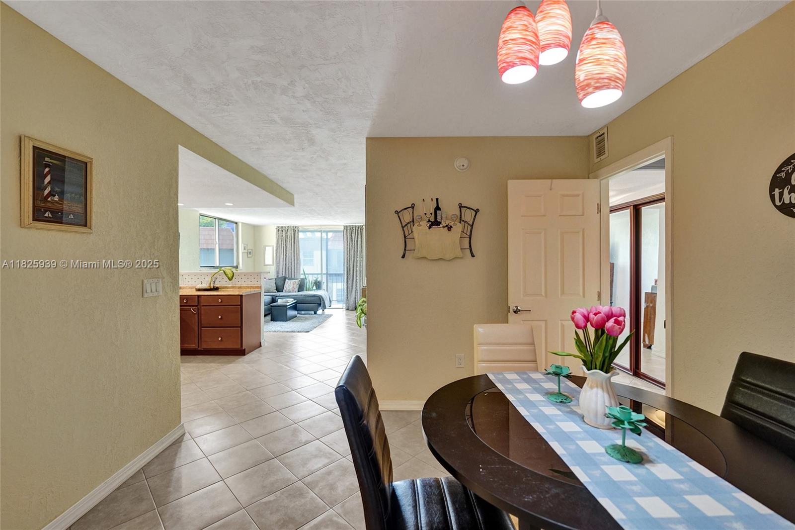 7100 NW 17th St 402, Plantation, FL, 33313/$169,900 3 7100 NW 17th St 402