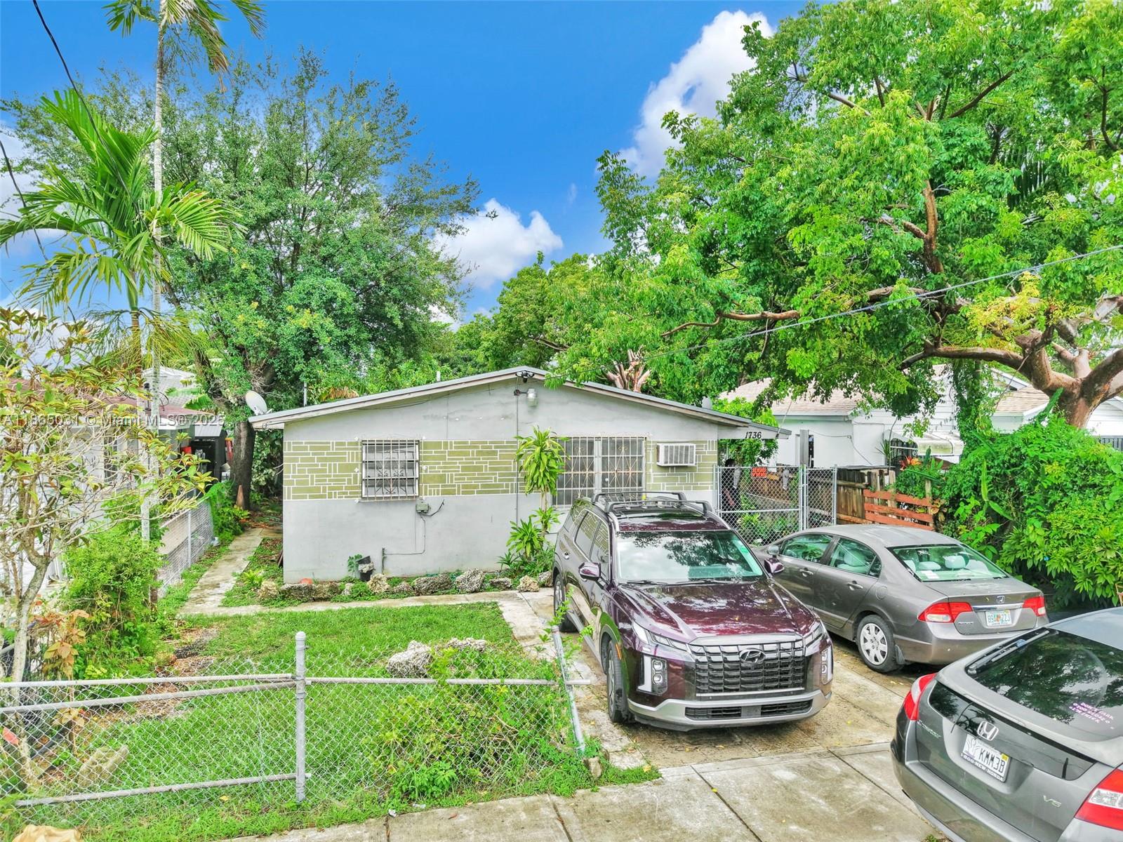 Great opportunity in Miami! This 3-bedroom home offers a solid layout with space to add a second bath in the laundry room. Move-in ready with potential to customize and add value. Close to schools, dining, and transportation.