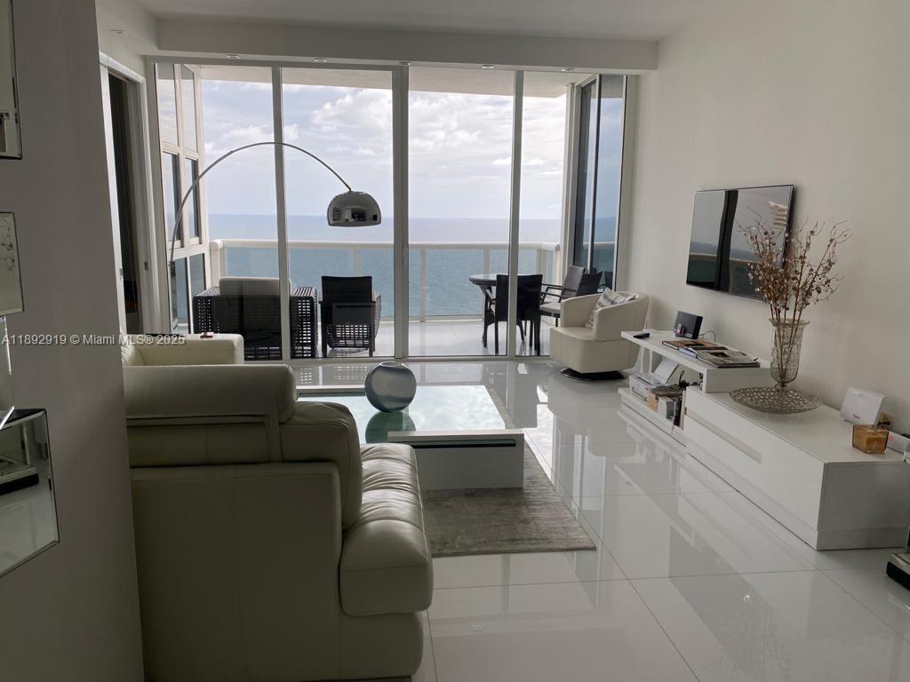 TRUMP ROYALE CONDO - Residential Lease