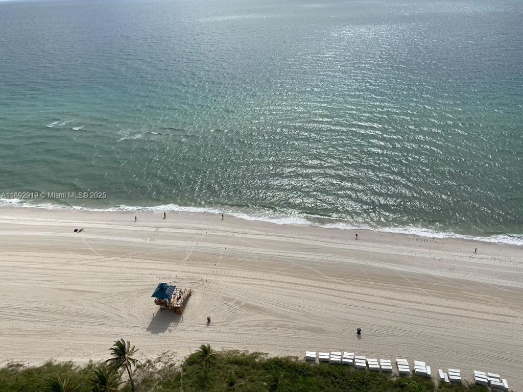 Beautiful spacious 2 bdrs, 2,5 bath with amazing ocean views. Stunning kitchen with two ovens, coffee machine and other modern stainless steel appliances. Excellent clean and bright unit in Trump Royale - SPA, tennis courts, concierge, great territory has many pools, full beach service. Great location. available now thru May 2025