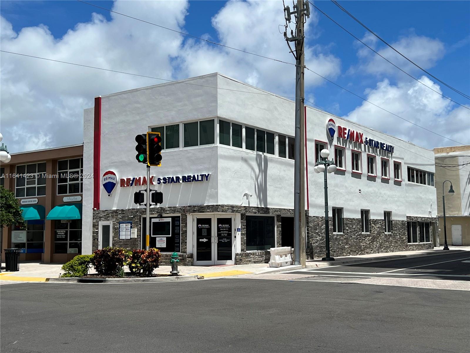 Beautiful private office space is available for lease in the heart of Downtown Hollywood. Full-service lease includes
all utilities, high-speed internet, fully equipped conference room, receptionist, kitchen facility and much more.
Perfect space for an attorney office, marketing company or an accountant. Only $599 per month.