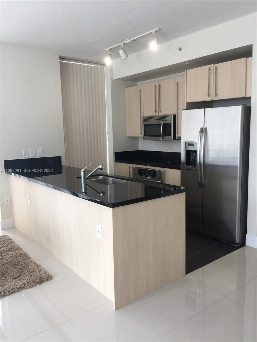 THE AXIS ON BRICKELL COND - Residential