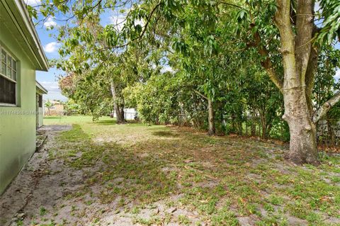 A home in Lauderdale Lakes