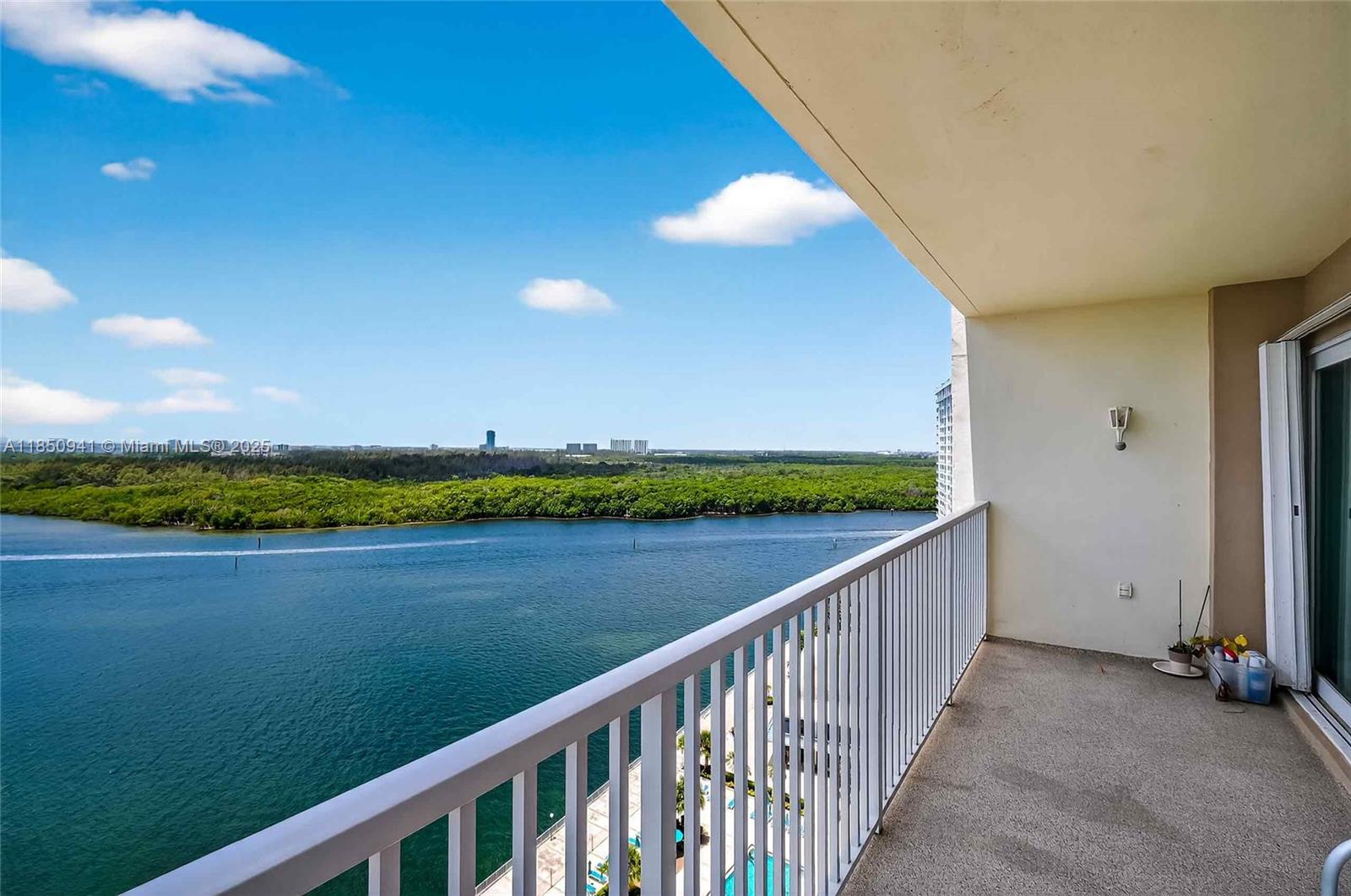 300 Bayview Dr 1616