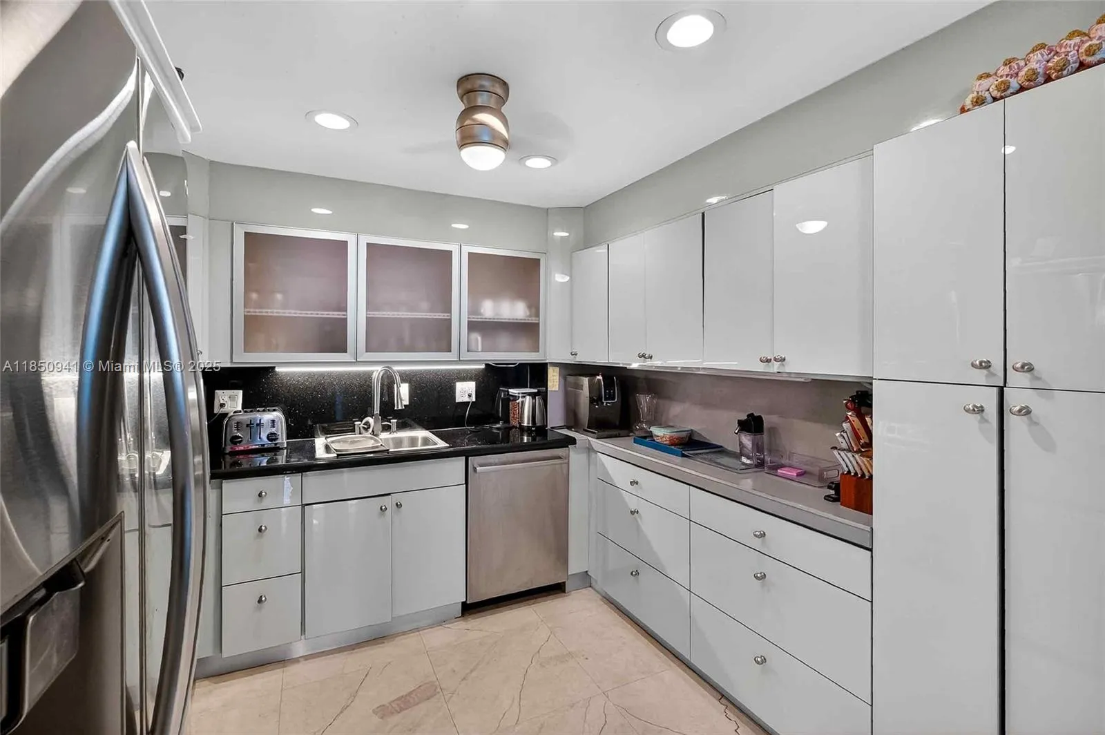 Sunny Isles Beach, Florida 33160, United States, 3 Bedrooms Bedrooms, ,3 BathroomsBathrooms,Residential,Active,183094