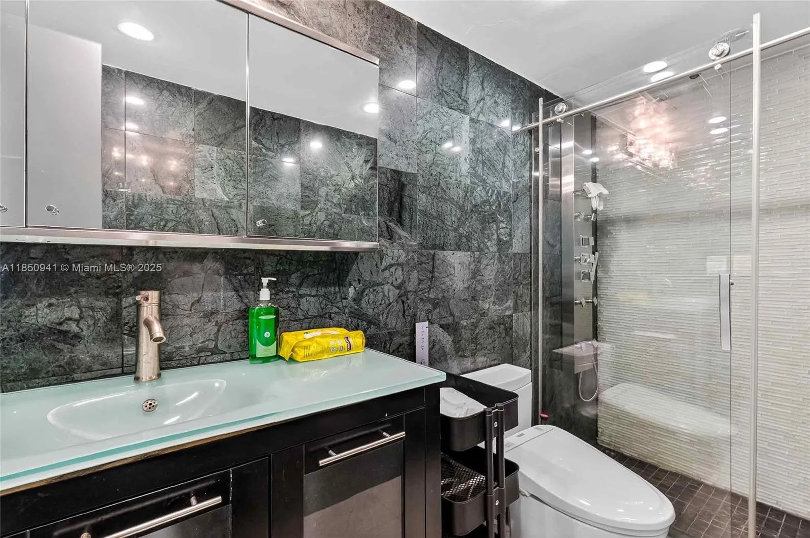 Sunny Isles Beach, Florida 33160, United States, 3 Bedrooms Bedrooms, ,3 BathroomsBathrooms,Residential,Active,183094