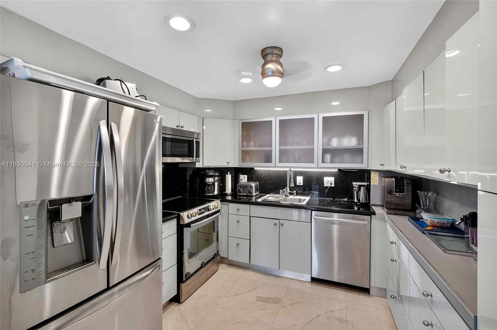 Sunny Isles Beach, Florida 33160, United States, 3 Bedrooms Bedrooms, ,3 BathroomsBathrooms,Residential,Active,183094