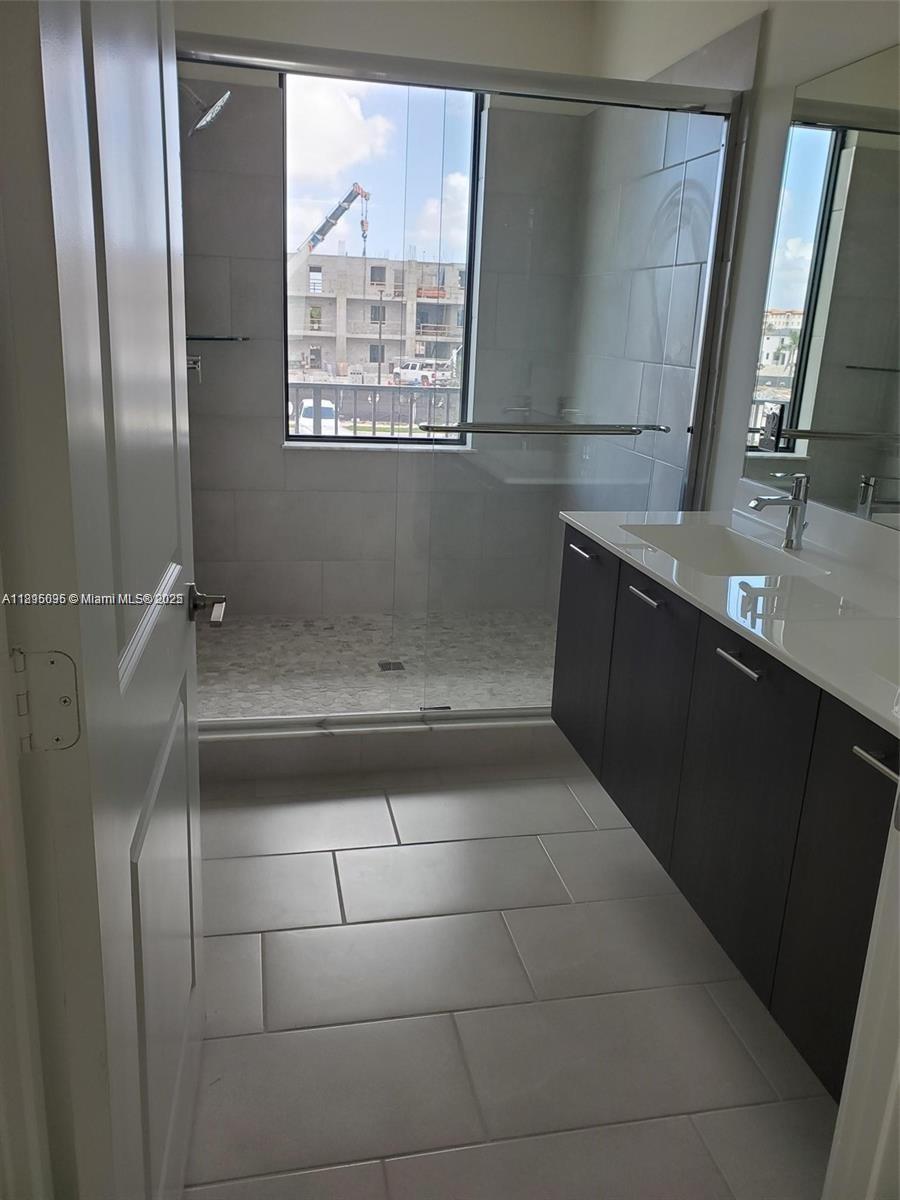 DOWNTOWN DORAL SOUTH PHAS - Residential