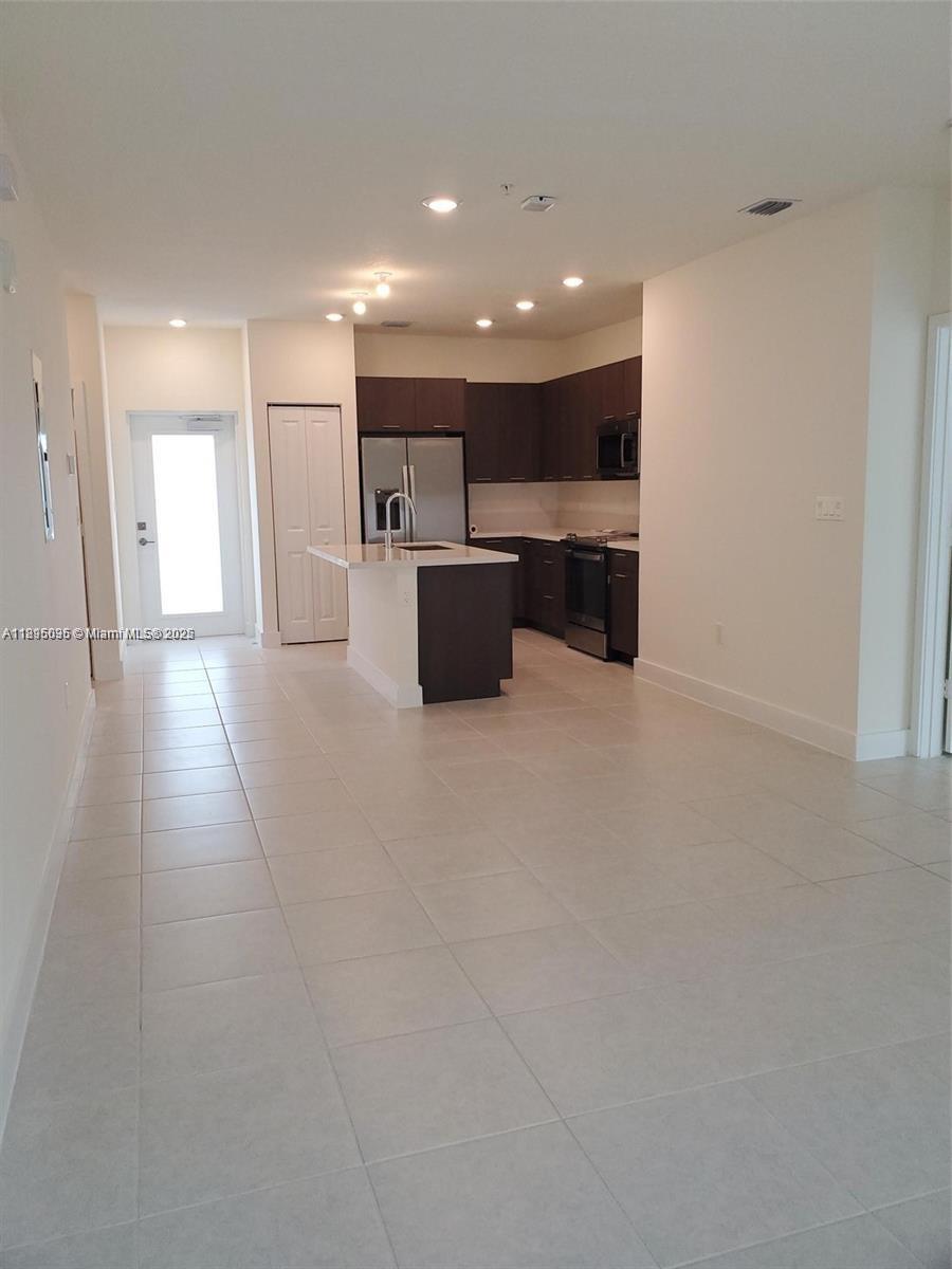 DOWNTOWN DORAL SOUTH PHAS - Residential