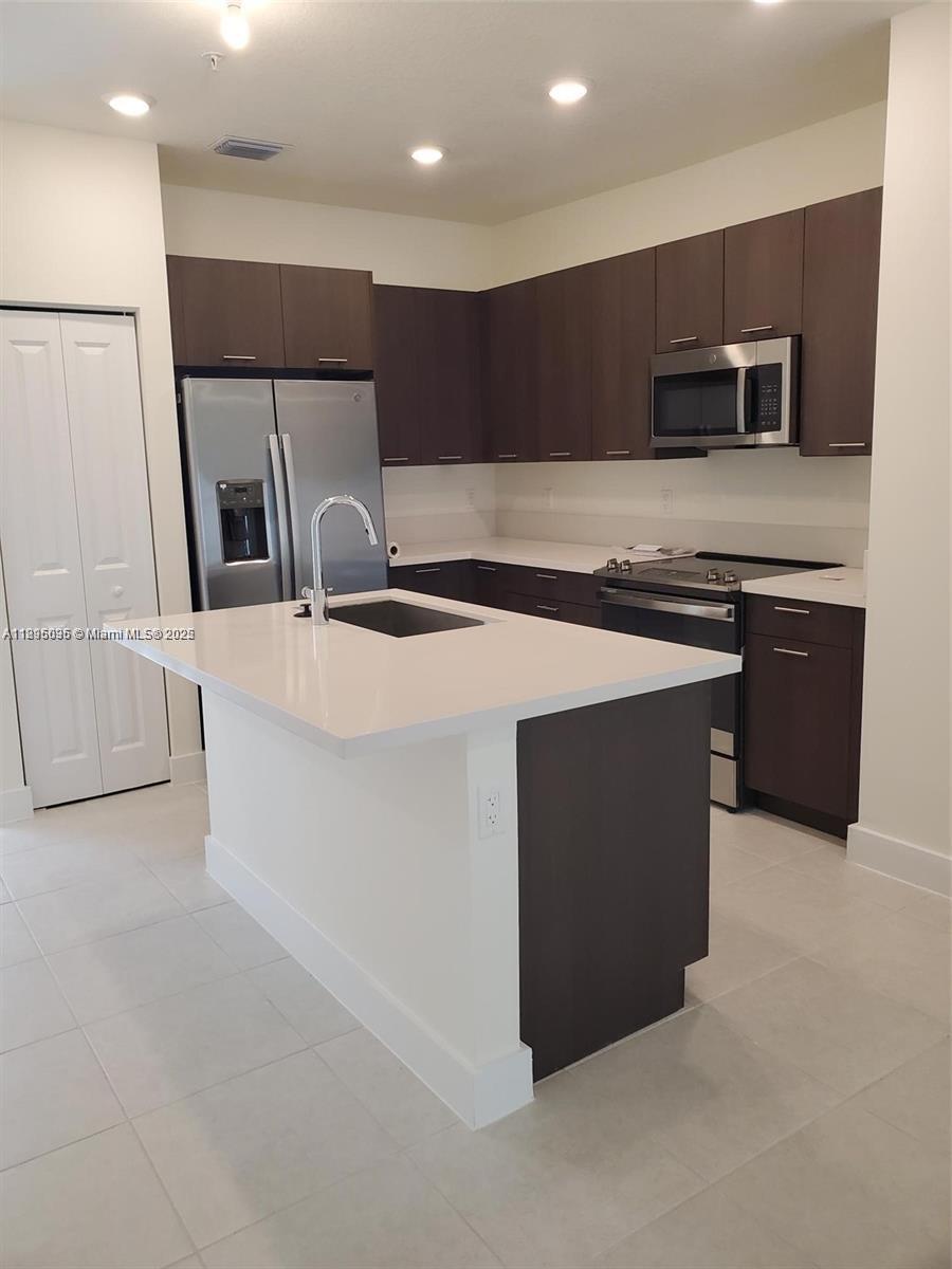 DOWNTOWN DORAL SOUTH PHAS - Residential