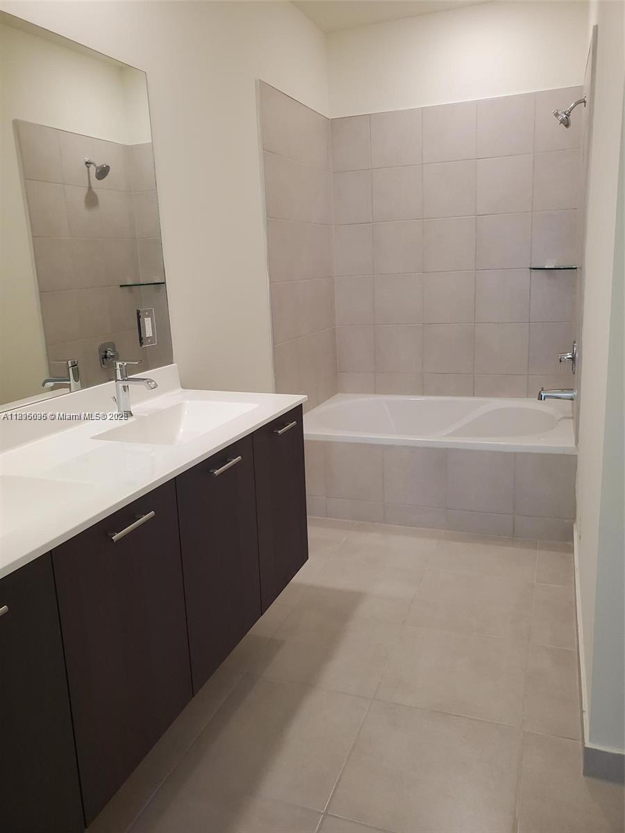 DOWNTOWN DORAL SOUTH PHAS - Residential
