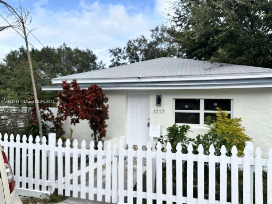 Amazing opportunity for first time home buyer or investor in an up and coming neighborhood 
This charming home features a brand-new kitchen, modern bathroom, updated plumbing, electrical, and roof. Upcoming upgrades include solar panels, making it even more energy-efficient. Spacious backyard, fresh landscaping, and easy approval process. Don't miss the opportunity to negotiate a deal tailored to your needs!