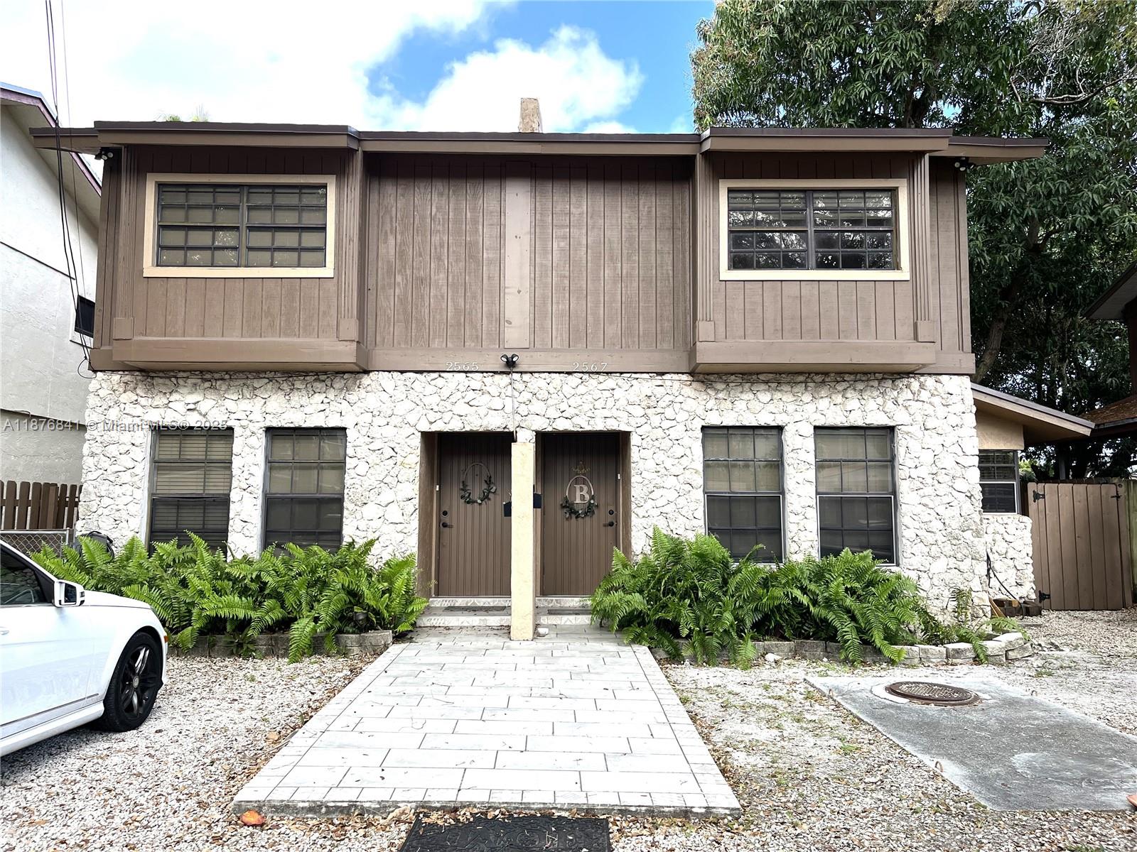 Beautiful Ready to Stay 3 Beds 2 full Baths complete Furnished, Duplex of Townhouses Located surrounded of Parks Malls and Restaurants Ideal for Family Vacation Work related and or Transitional option, please call or Text LA for Availability as property rents in RBNB too.