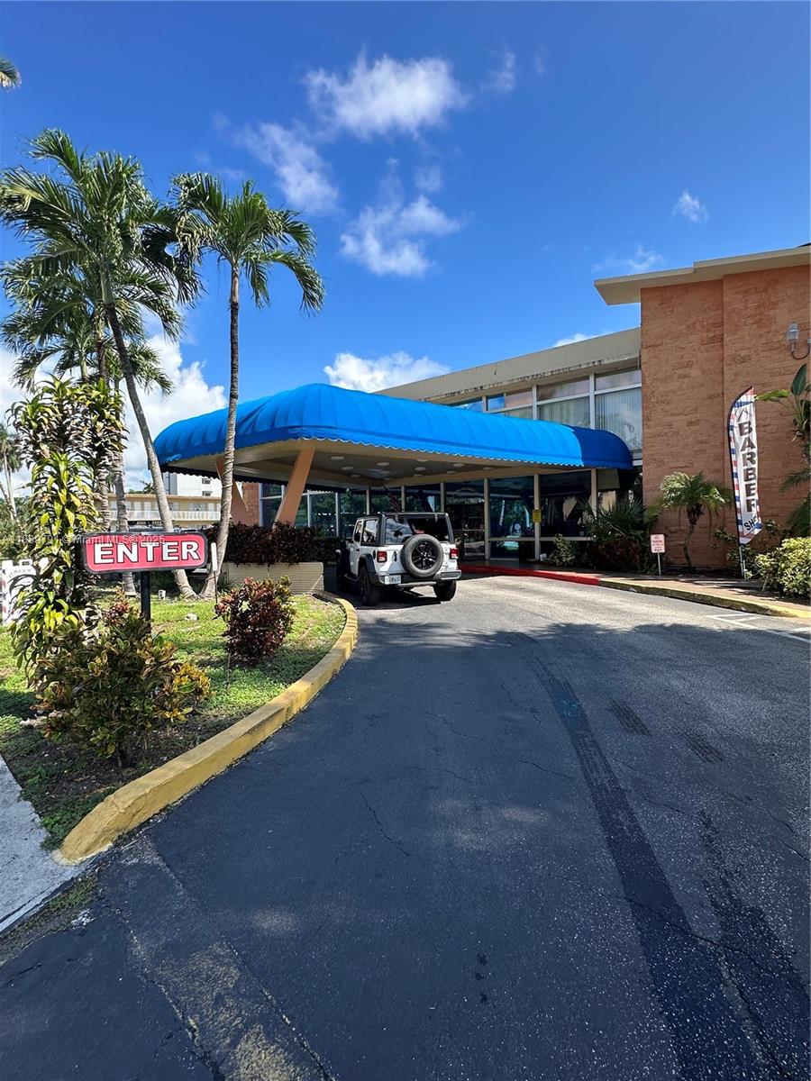 DIPLOMAT GOLF & RACQUET C - Residential