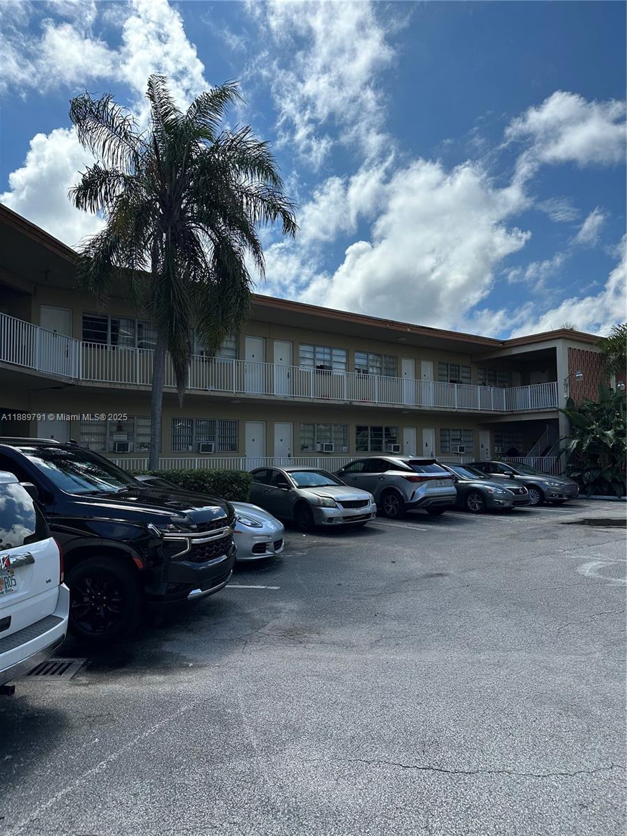 DIPLOMAT GOLF & RACQUET C - Residential