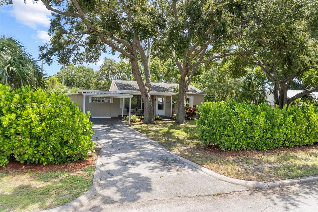 Photo of 2446 18th Ave, Vero Beach, FL 32960 (MLS # A11877539)