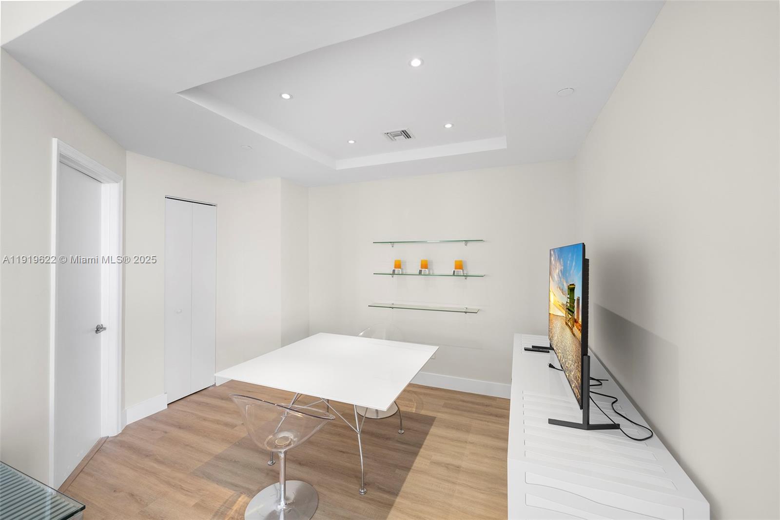 4775 Collins Ave PH4306