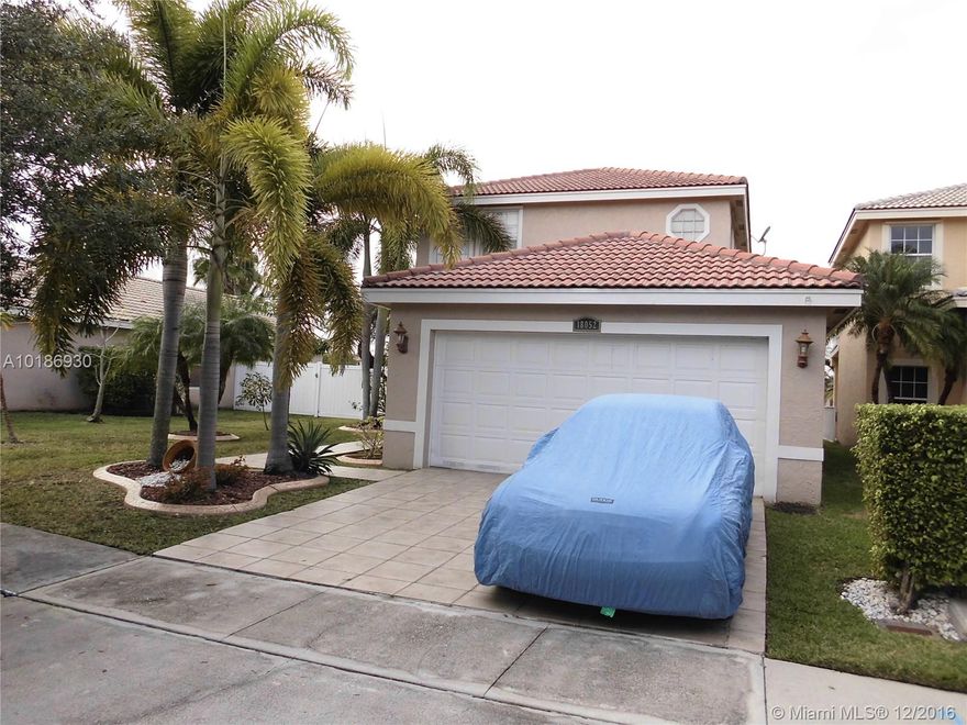 SILVER LAKES-GATED COMMUNITY , THIS  LAKE FRONT 4 BED,2.5 BATH,2 STORY, REMODELED.OPEN KITCHEN,GRANITE COUNTERS. LIVING,DINING & FAMILY ROOMS >FORMAL DINING ,KITCHEN BREAKFAST NOOK.DIAMOND SHAPE CERAMIC TILE IN ALL SOCIAL AREAS.MASTER SUITE WITH HIS-HER WALK IN CLOSET AND XL BAHTROOM.HIS-HER VANITIES,ROMAN TUB W/I SHOWER.EVERY ROOM HAS DECO FANS.