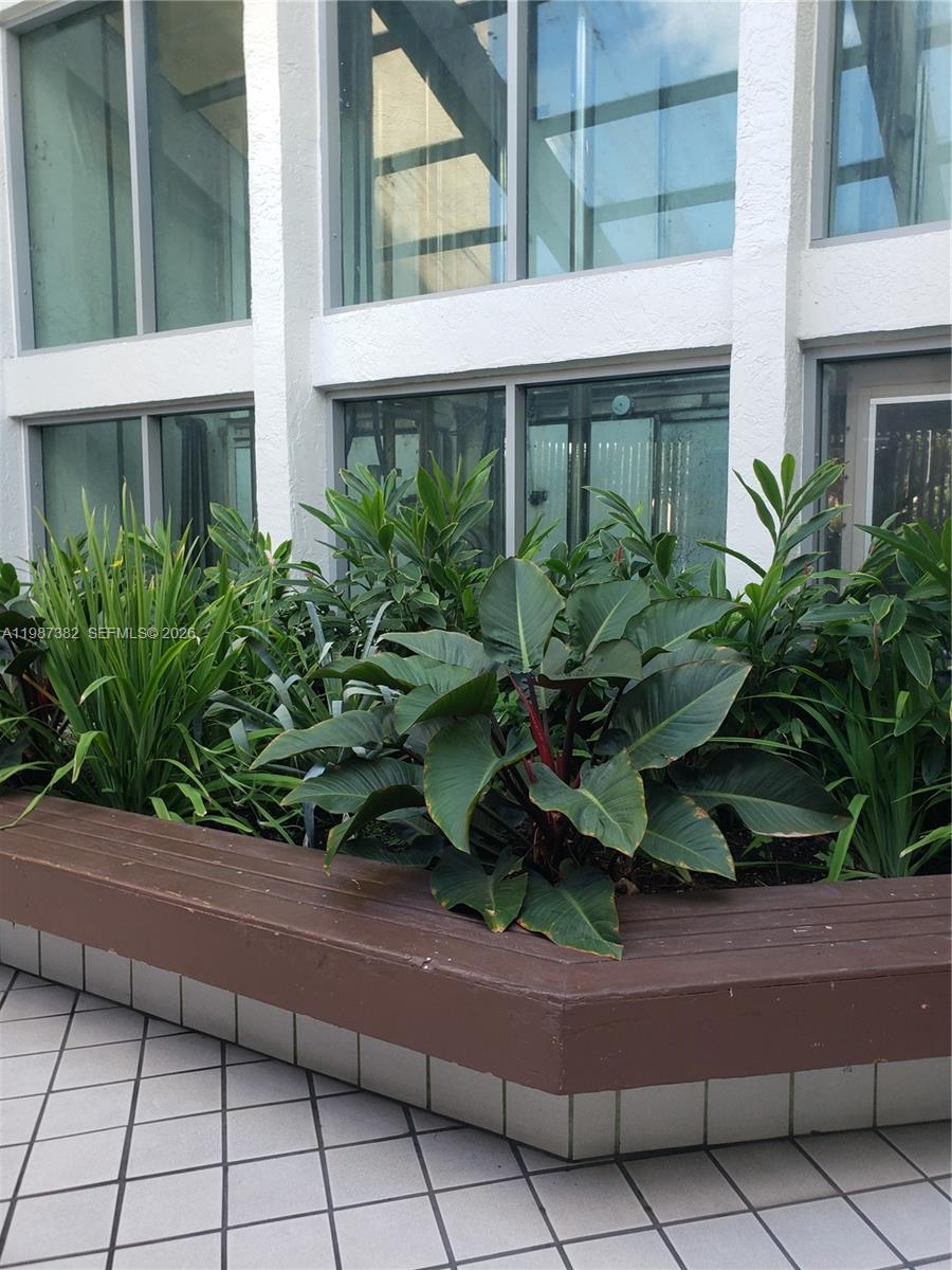 11800 SW 18th St 327-4