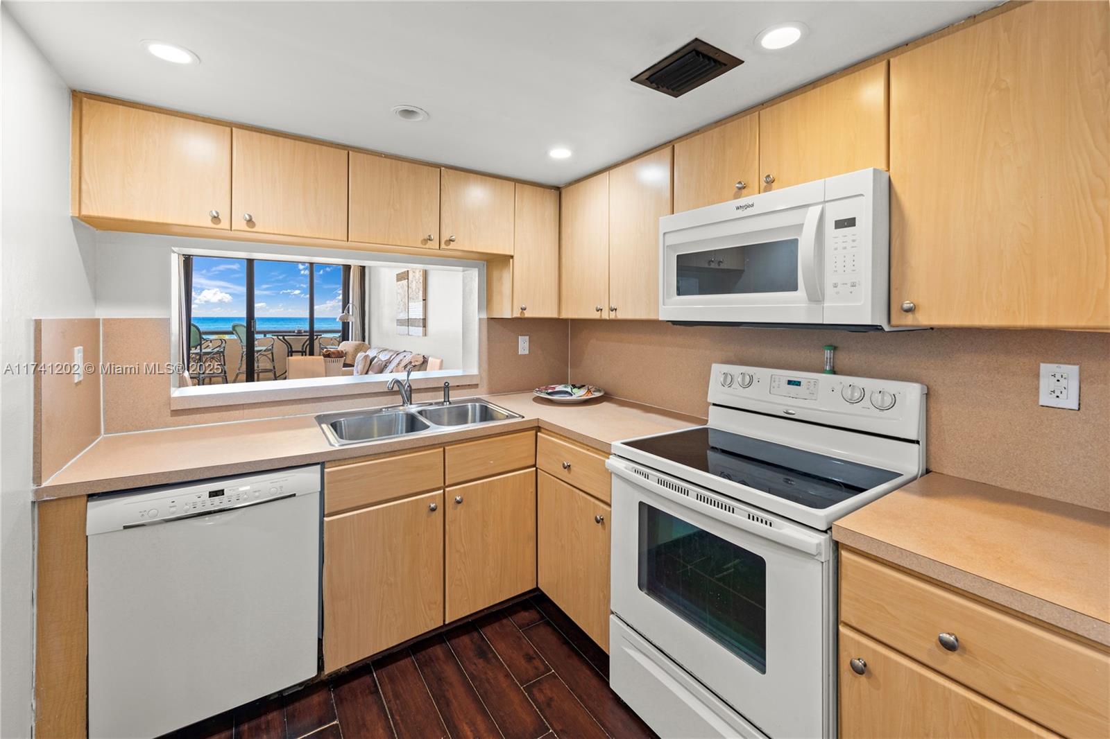 CLUB ATLANTIS CONDO - Residential
