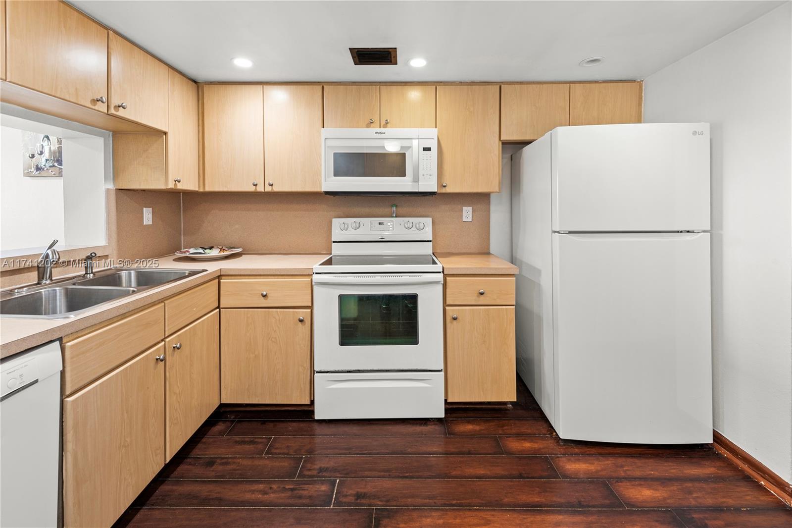 CLUB ATLANTIS CONDO - Residential