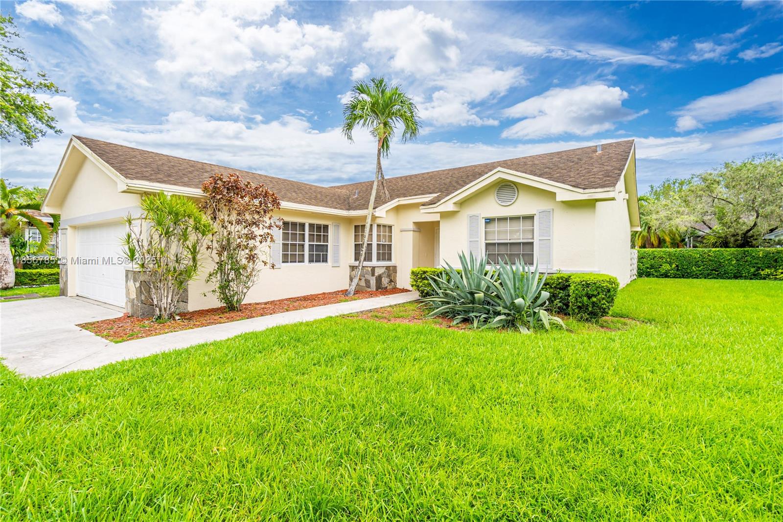 BEAUTIFUL AND SPACIOUS ONE STORY HOUSE BUILD ON A CORNER LOT, 3 BEDROOMS / 2 BATHROOMS, PLUS ADDITIONAL ROOM FOR AN OFFICE, LOCATED IN THE FAMOUS COUNTRY WALK NEIGHBORHOOD. THE BACK YARD IS FENCED WITH AN OPEN PATIO. THE COMMUNITY OFFERS A CLUBHOUSE, PLAY GROUND, SWIMMING POOL, AND TENNIS COURTS.