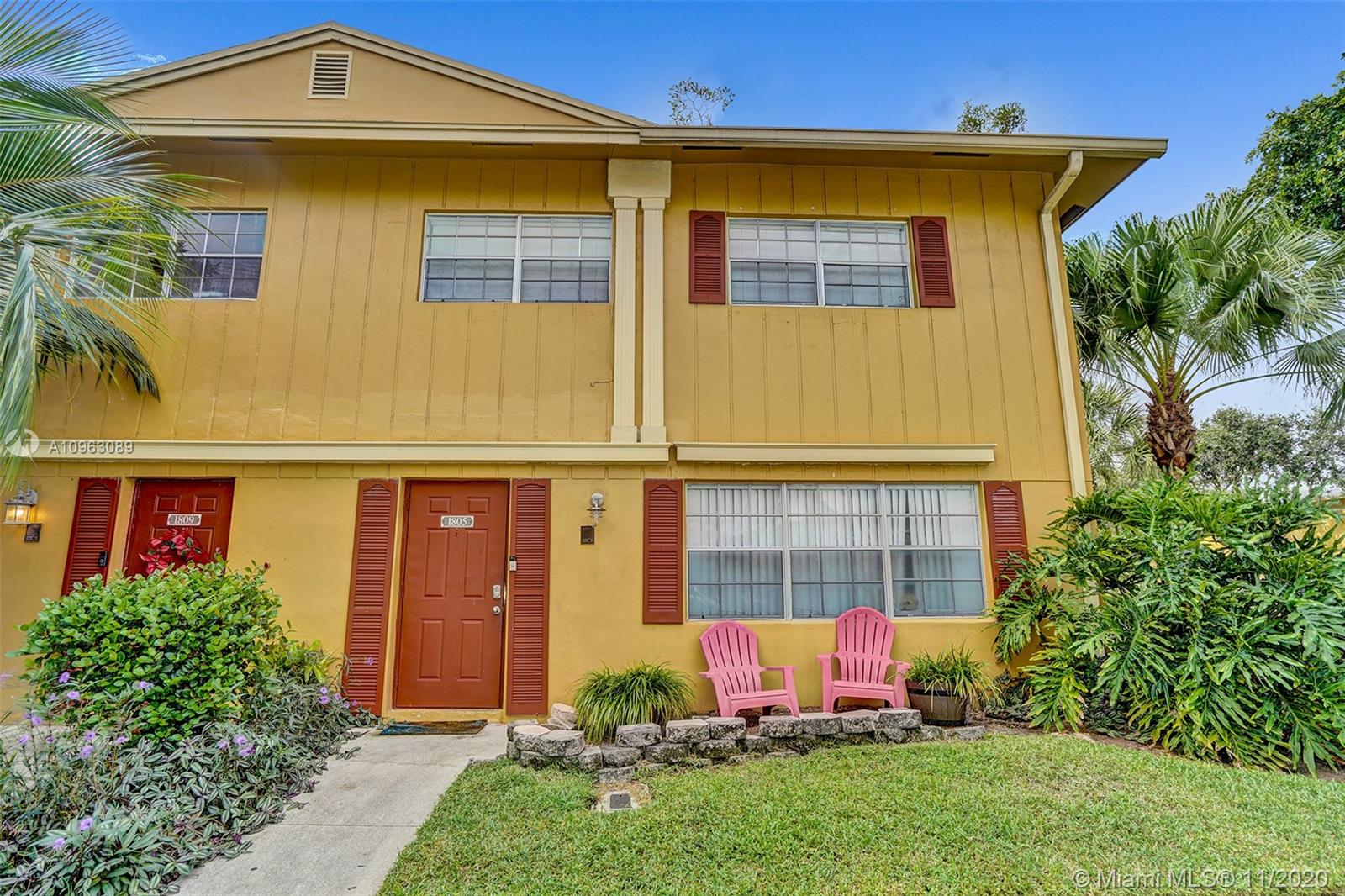 Bright and spacious corner 3 bedroom, 2.5 bathroom with bonus room, town home in the highly sought after Arrowhead community. Maintenance fee includes roof and all exterior maintenance including exterior insurance. Great location in Davie, near University Drive & 595 with many shopping and restaurant options, close to all of the Universities. Friendly neighborhood with community pool and children's playground.