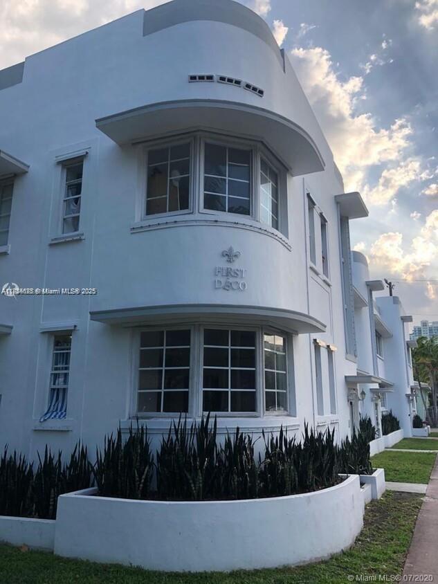 ENTIRELY REMODELED DESIGNER DECORATED.BOHEMIAN CHIC. WOOD FLOOR IN THE LIVING AND BEDROOM. MARBLE BATHROOM.PART OF FIRST LUXURY COLLECTION.
FIRST DECO is located in the heart of South Beach close to Flamingo Park.Walking distance from the best beaches, restaurants and stores.
