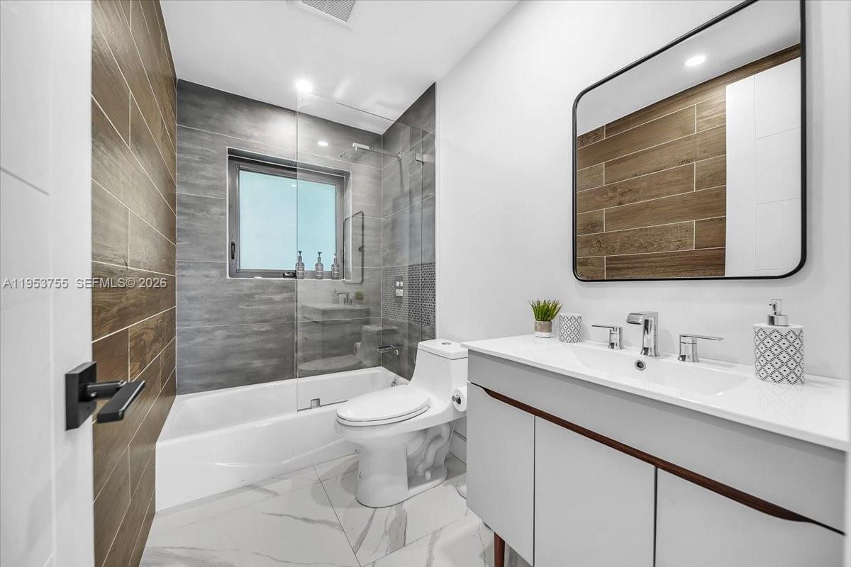 HOLLYWOOD LAKES SECTION - Residential