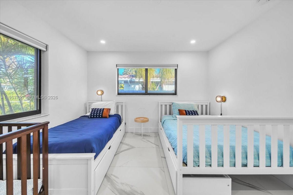 HOLLYWOOD LAKES SECTION - Residential