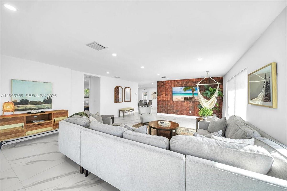 HOLLYWOOD LAKES SECTION - Residential