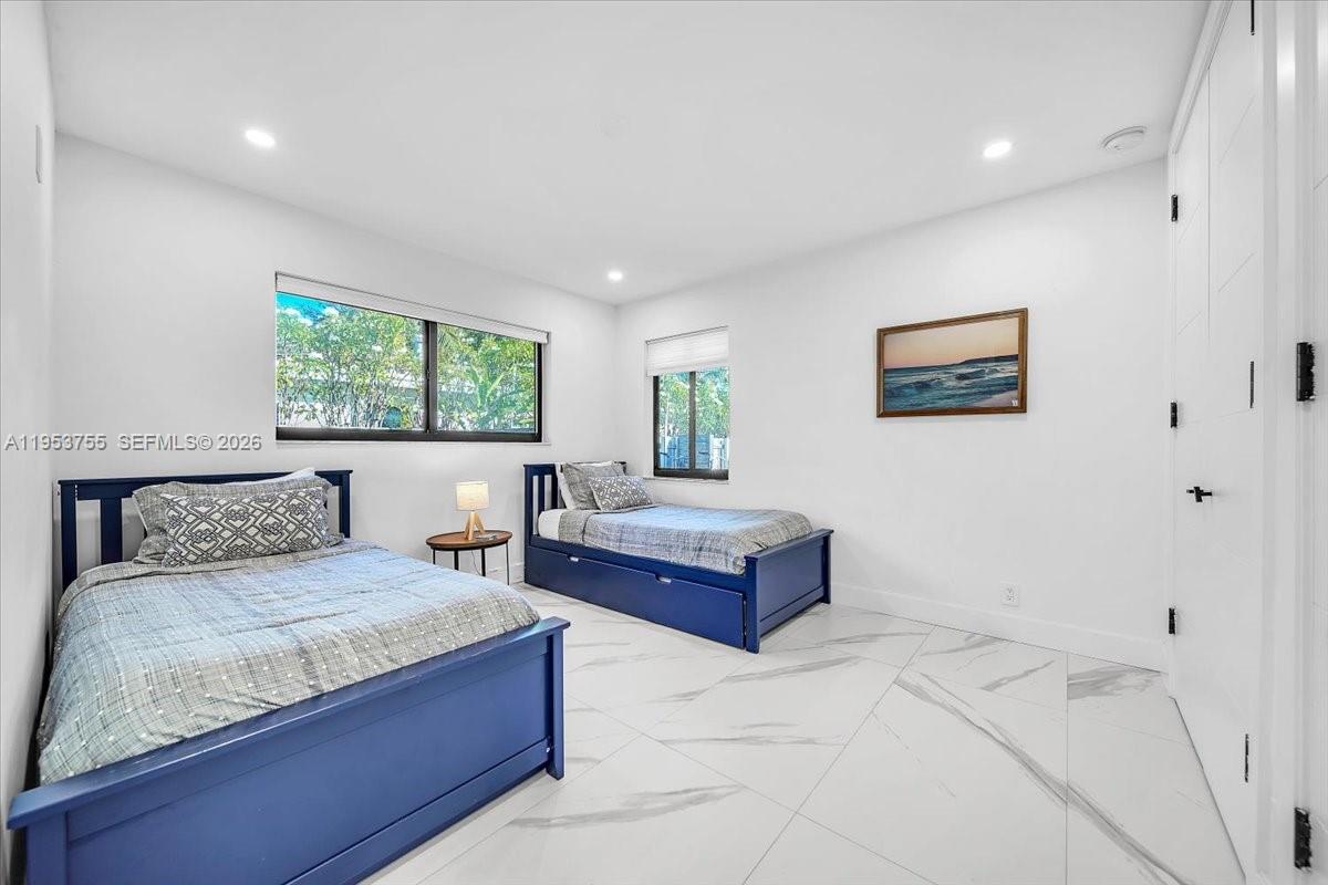 HOLLYWOOD LAKES SECTION - Residential