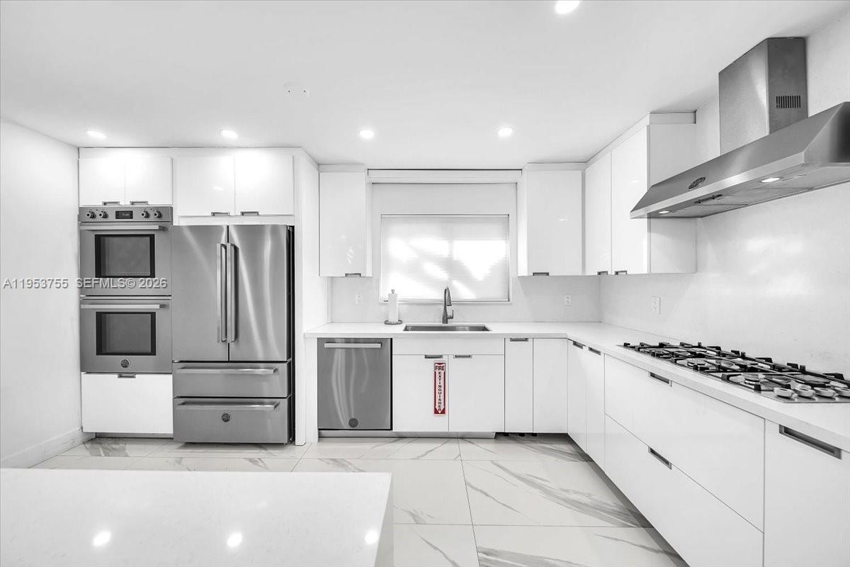 HOLLYWOOD LAKES SECTION - Residential