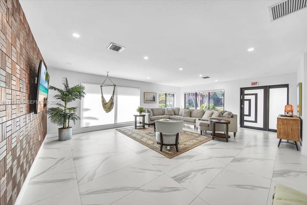 HOLLYWOOD LAKES SECTION - Residential