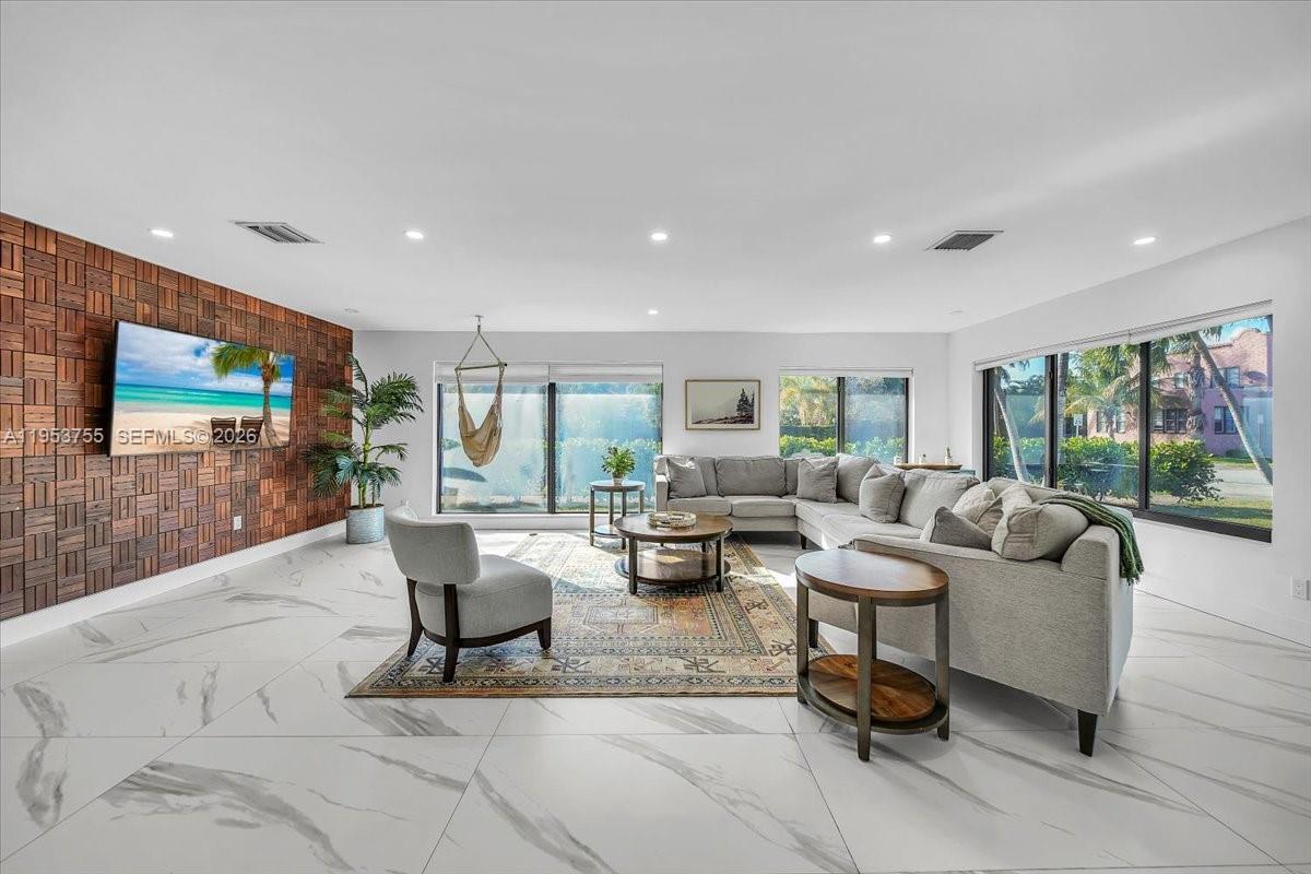 HOLLYWOOD LAKES SECTION - Residential