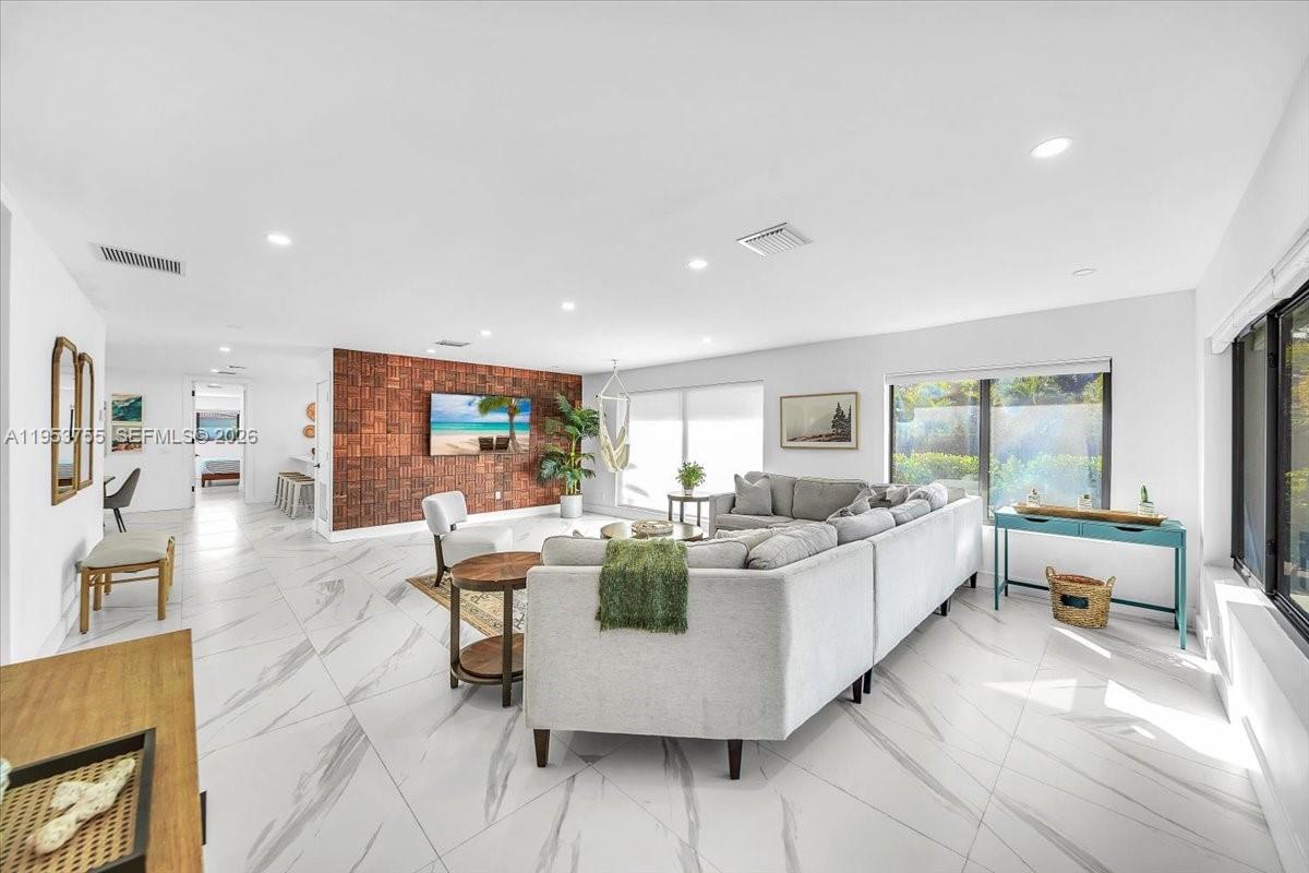 HOLLYWOOD LAKES SECTION - Residential