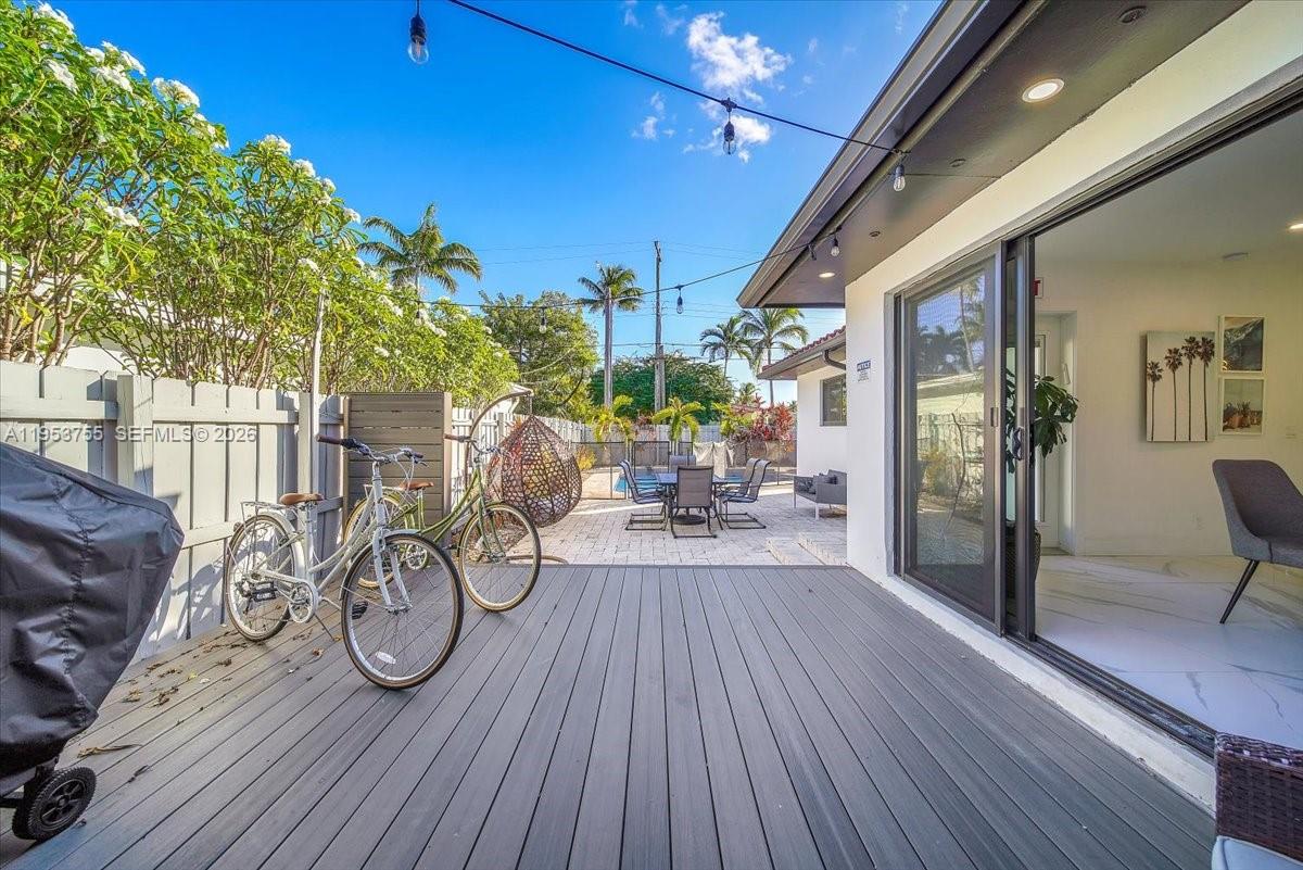 HOLLYWOOD LAKES SECTION - Residential